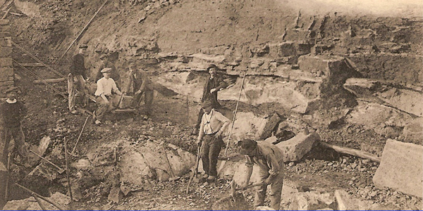 Carte postale ancienne montrant le front de taille de la carrière de M. Lavergnat où l'on exploitait de la « lave volcanique » pour la construction.